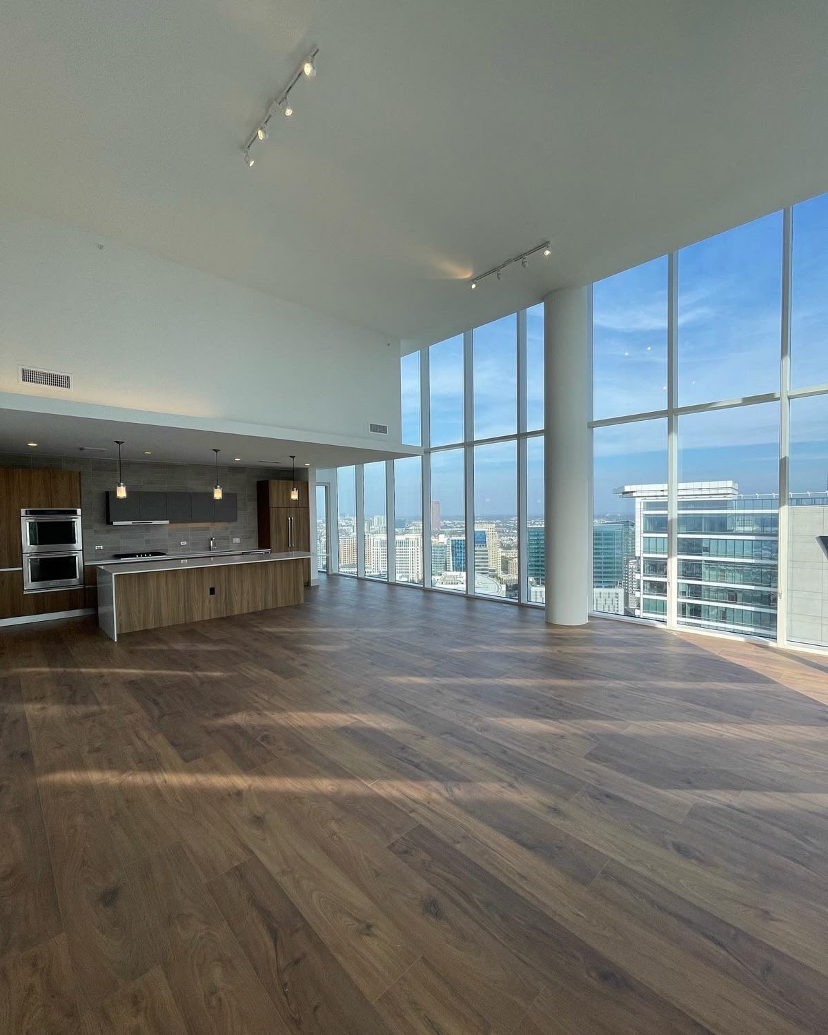 <p>Просторный, вместительный </p><p>This apartment is <mark data-color="red" style="background-color: red; color: inherit;">spacious</mark> </p>