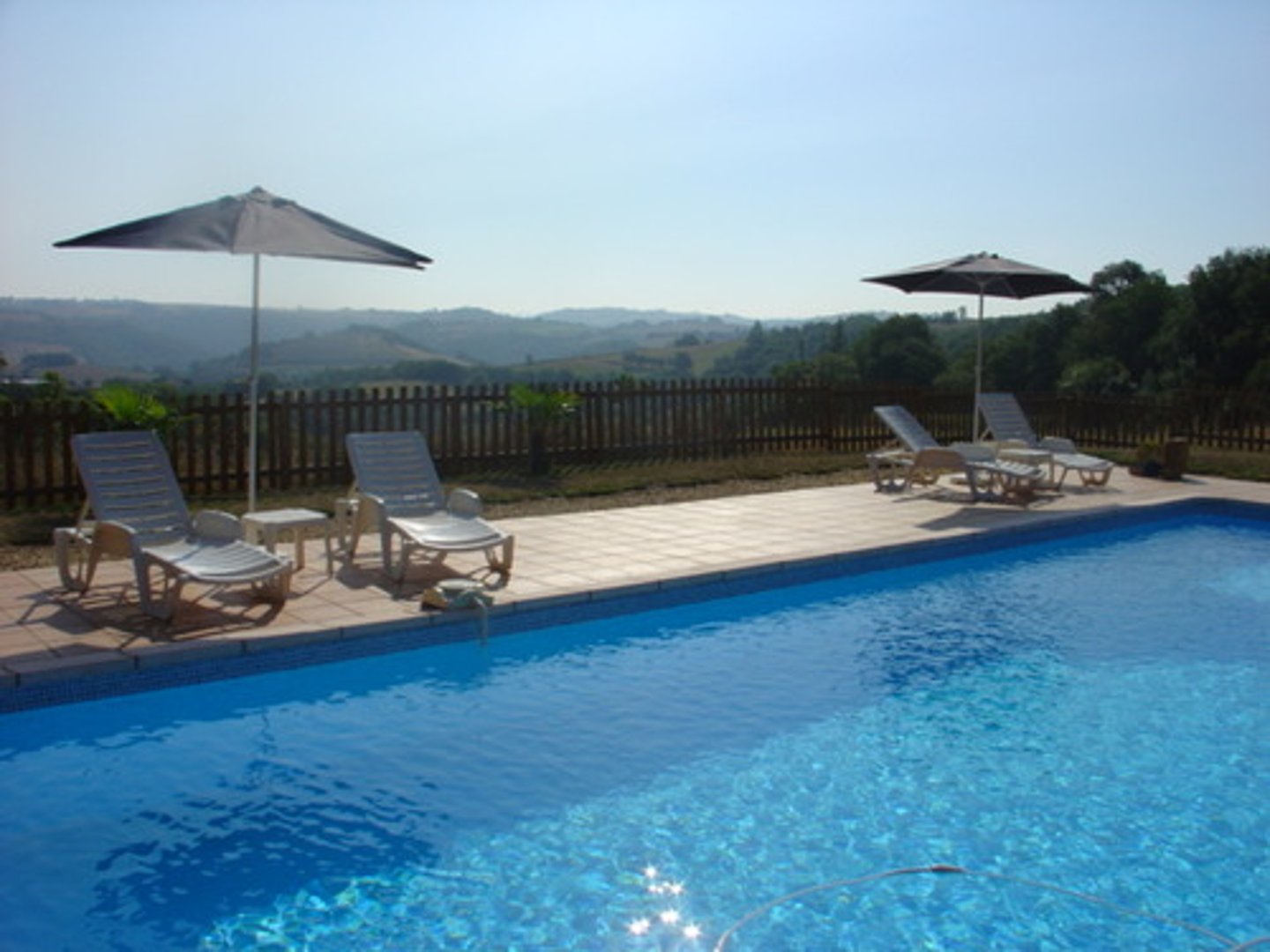 <p>swimming pool, hovuz.</p>