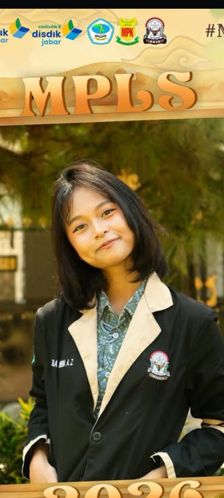 <p>Siapa nama dan jabatannya?</p>