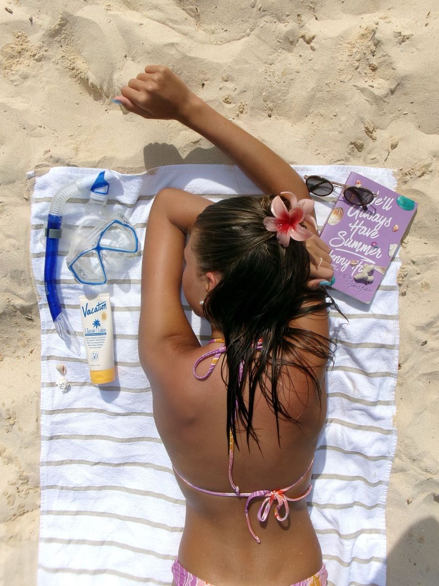 <p>I like to <strong>sunbathe</strong> on vacation.</p>