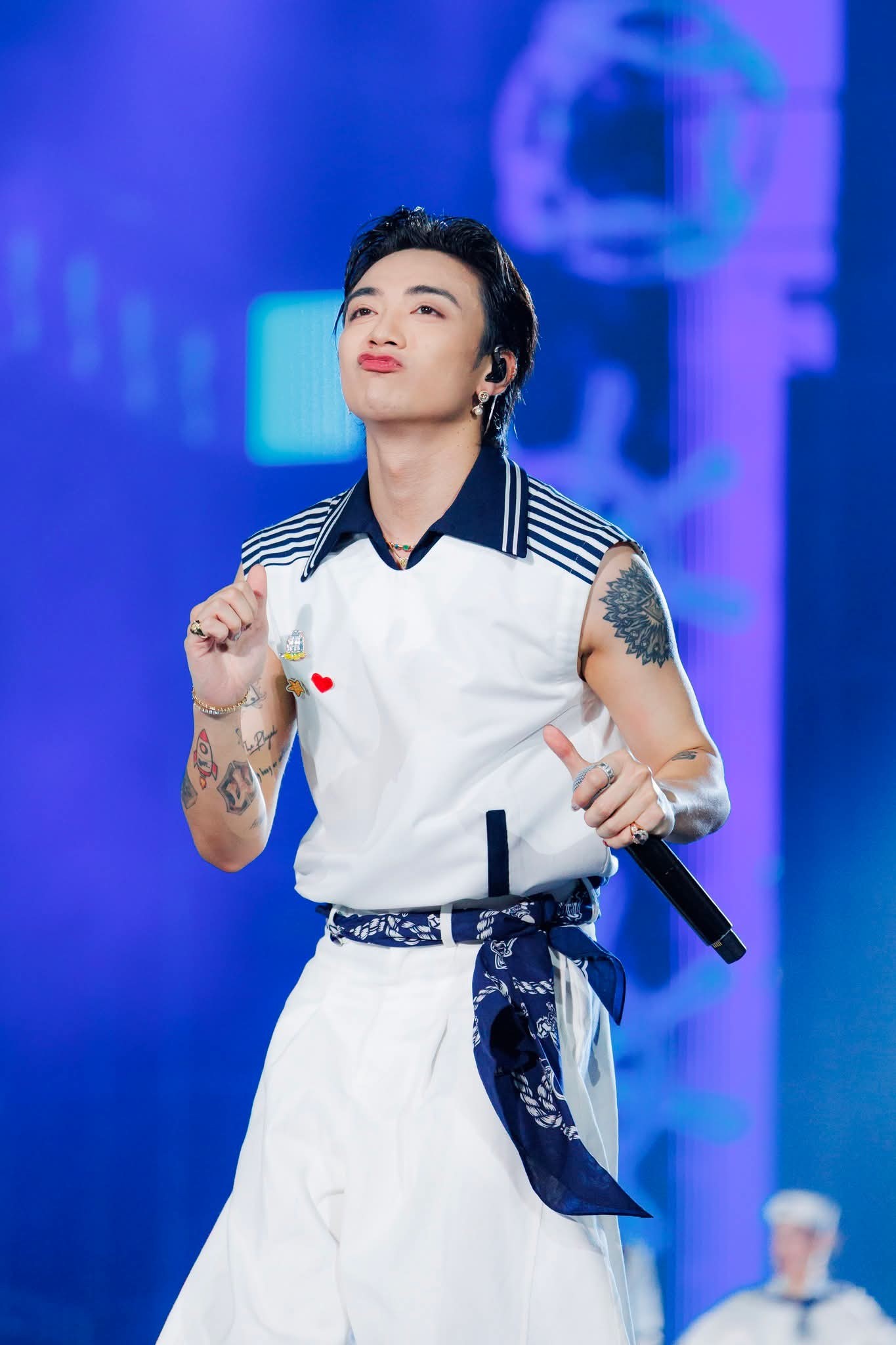 <p>độc quyền</p>