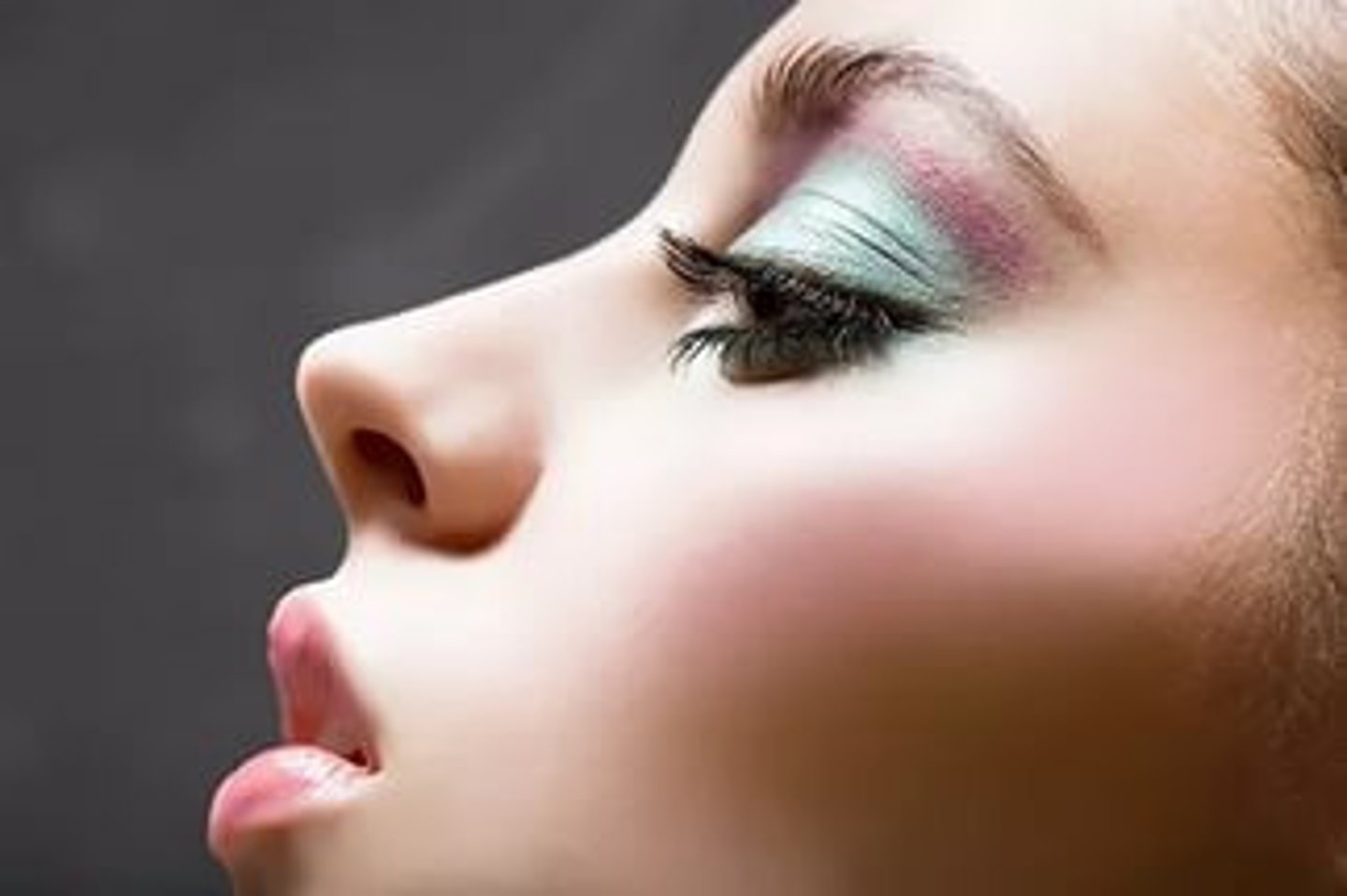 <p>(descriptive English) mũi hếch Ví dụ: The child had a cute upturned nose.</p>