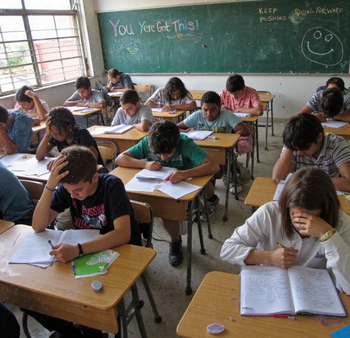 <p><span>(in the US and Canada) a school for children between the ages of about 11 and 14</span></p><p><span>(in the UK) a school for children between the ages of about 9 and 13</span></p>