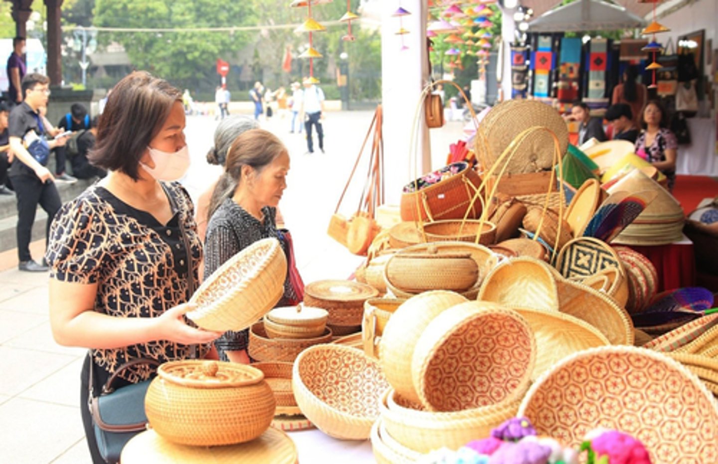 <p>(n) du lịch mua sắm</p>