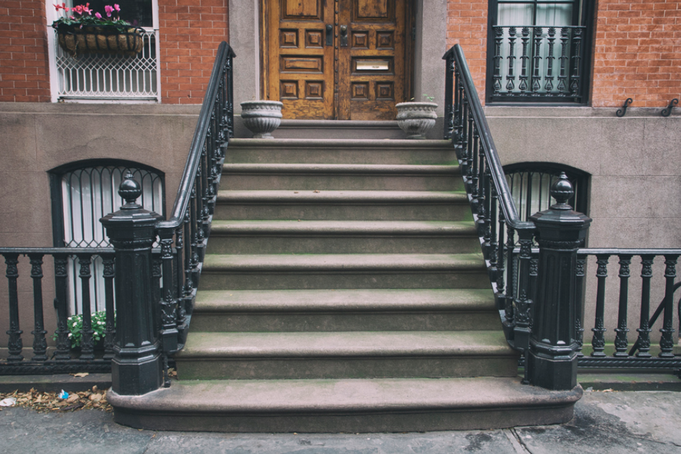 <p>stoop</p><p><span>She got </span>home<span> to </span>find<span> the </span>kids<span> </span>sitting<span> on the stoop </span>waiting<span> for her.</span></p>