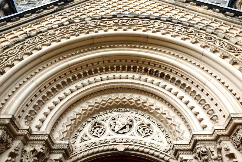 <p><span style="background-color: transparent;">A molded band framing an arch, or a series of such bands framing a tympanum, often decorated with sculpture.</span></p>