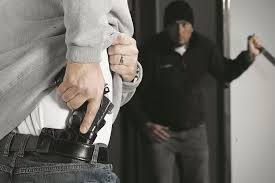 1. Необходимая оборона — защита от нападения (напр., ударил грабителя, который замахнулся ножом). 2. Крайняя необходимость — спасение от большей беды (напр., разбил окно чужой машины, чтобы вытащить ребенка в жару). 3. Обоснованный риск — риск ради спасения (напр., пожарный вошел в рушащееся здание, чтобы вынести людей). 4. Физическое принуждение — заставили силой (напр., кассира связали и пытками выведали код от сейфа). 5. Задержание преступника — вред при поимке (напр., подставил подножку убегающему бандиту, из-за чего тот упал и получил травму). [END]