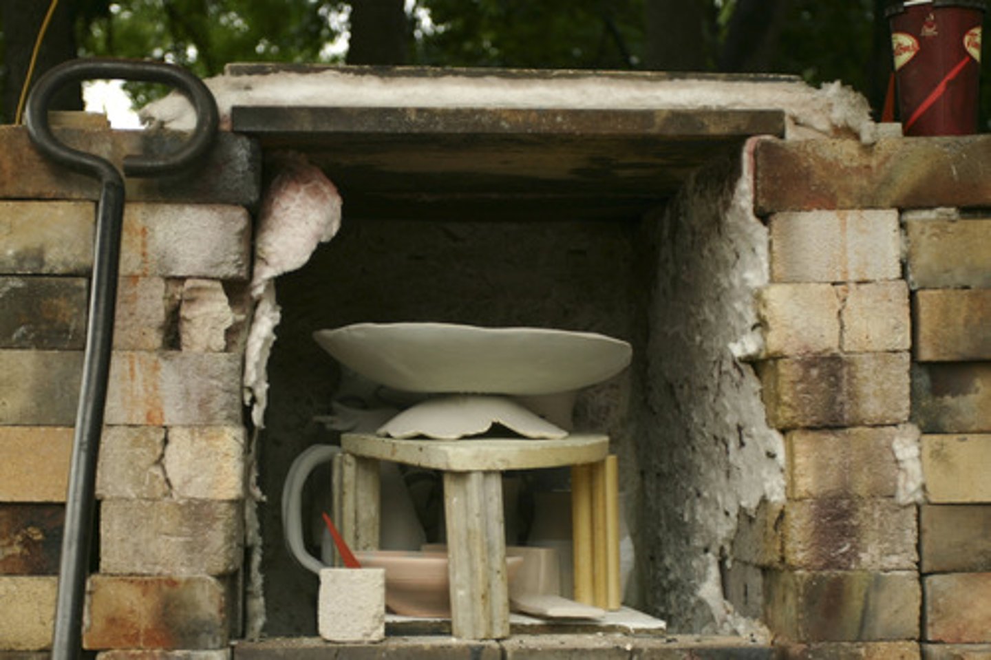 <p>/kɪln/ - lò nung (gốm, gạch) - after drying completely, the clay pots are stacked inside the kiln for firing</p>