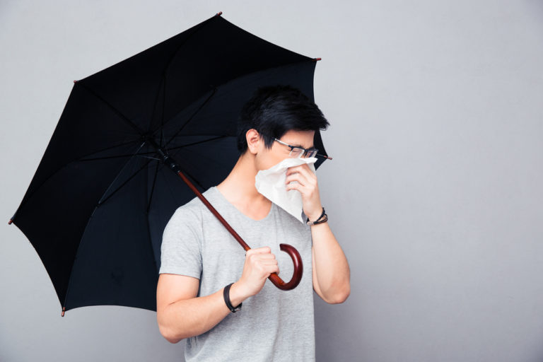 <p>Tôi bị cảm lạnh khi dầm mưa</p>