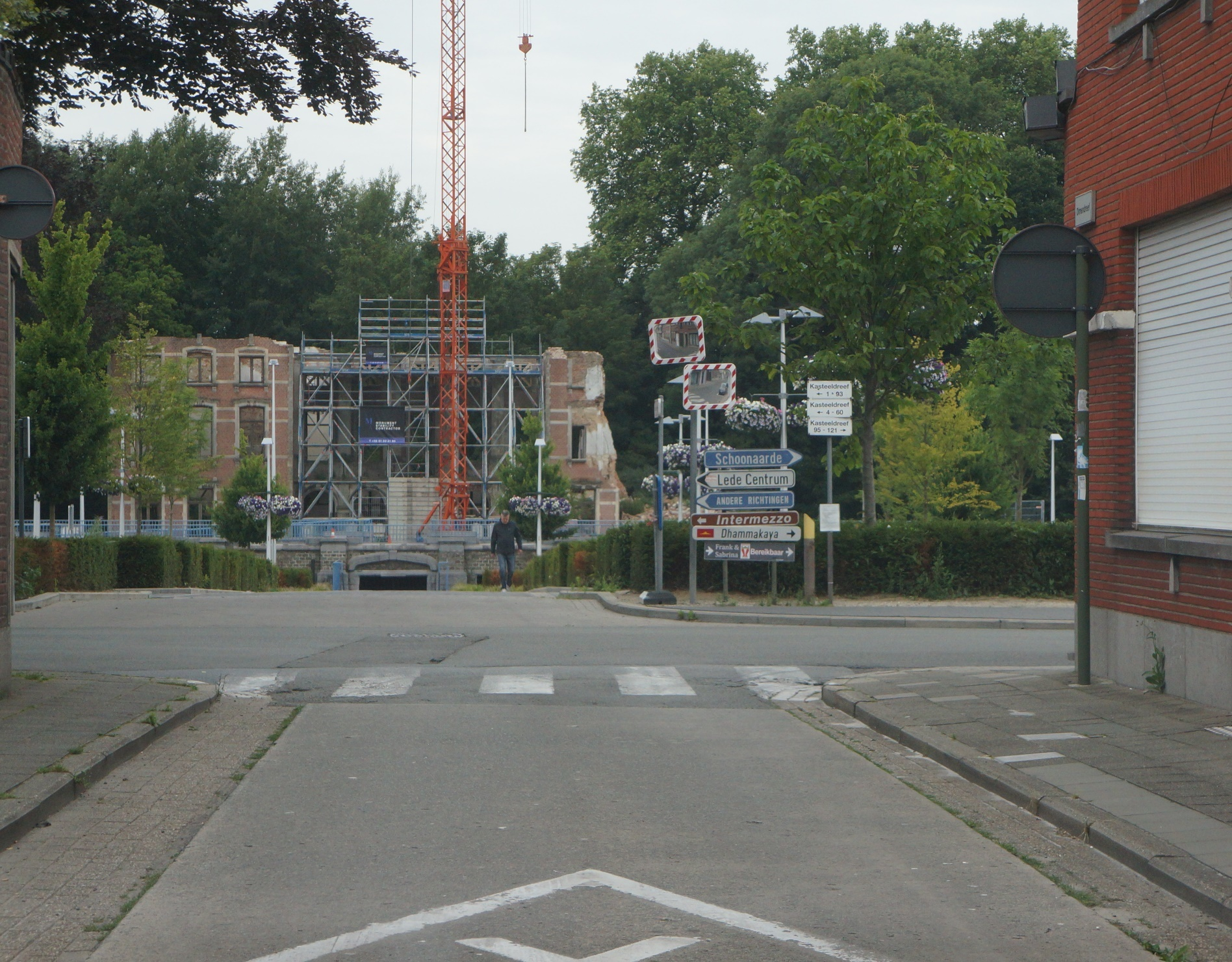 <p>Je wil rechts afslaan aan dit kruispunt, maar het zicht is beperkt. Wat doe je?</p><ul><li><p>Ik blijf op voldoende afstand en kijk of er verkeer aankomt.</p></li><li><p>Ik stop, ook al komt er geen verkeer aan.</p></li><li><p>Ik vertraag en rijdt zo ver als mogelijk om het verkeer te zien aankomen.</p></li></ul><p></p>