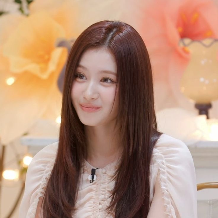 <p><strong>stunning (a)</strong></p><p>Sana looks stunning in her outfit.</p>