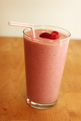 <p>thick drink made of fruit or vegetables blended with milk/yogurt Example: She drinks a green mango _____ after her workout. sinh tố c Sinh tố xay từ trái cây tươi với sữa/sữa chua. UK: /ˈsmuː.ði/ | US: /ˈsmuː.ði/</p>