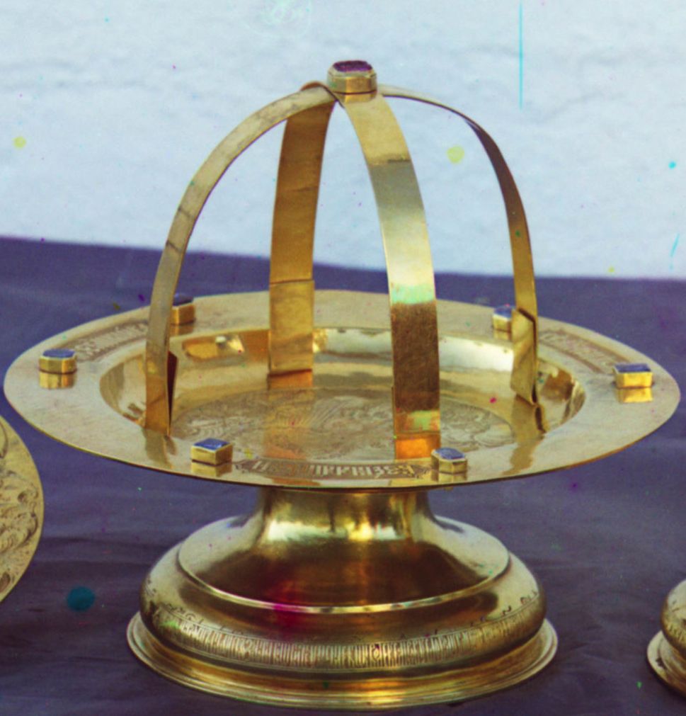 <p>Parament liturgiczny składający się z dwóch zloconych łuków połączonych krzyżowo</p>