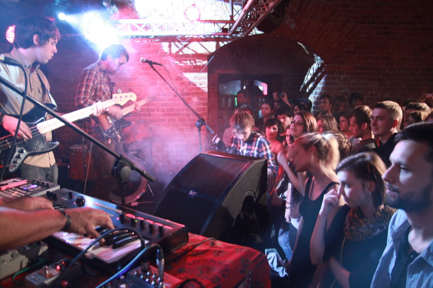 <p>nhạc sống.</p><p>Ex: We enjoyed live music at the café last night.</p>