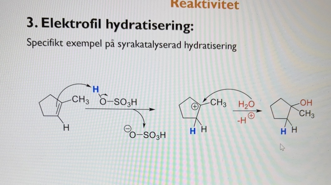 <p>Elektrofil hydratisering av alken</p><p></p><p>syrakatalyserad hydratisering (hydratisering av alken, addition of H2O)</p><p></p>