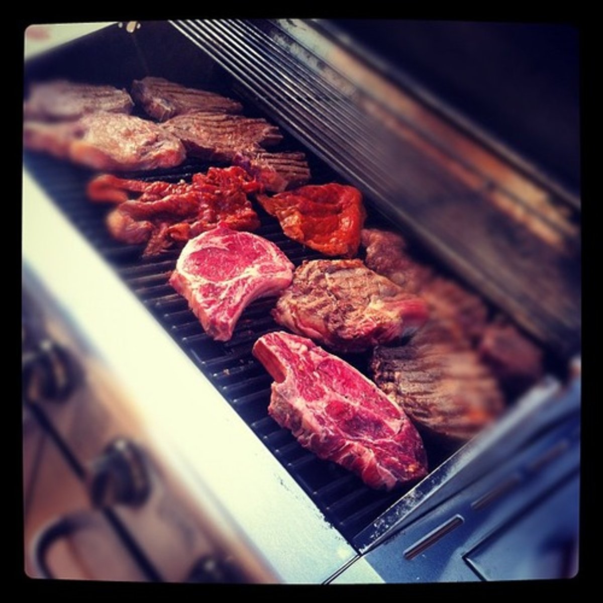 <p>cocinar en una parrilla</p>