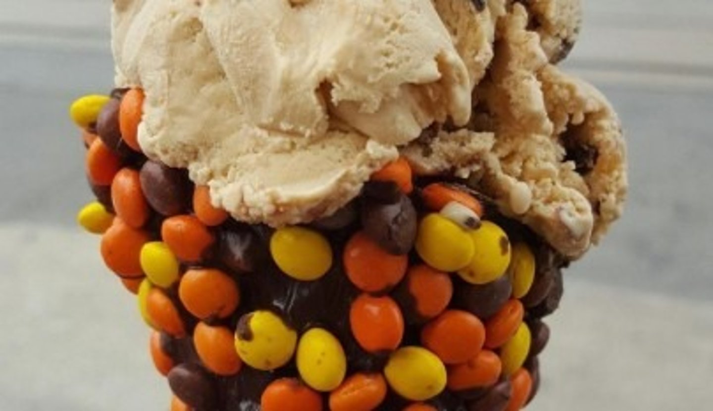 <p>sickly sweet, cloying</p>
