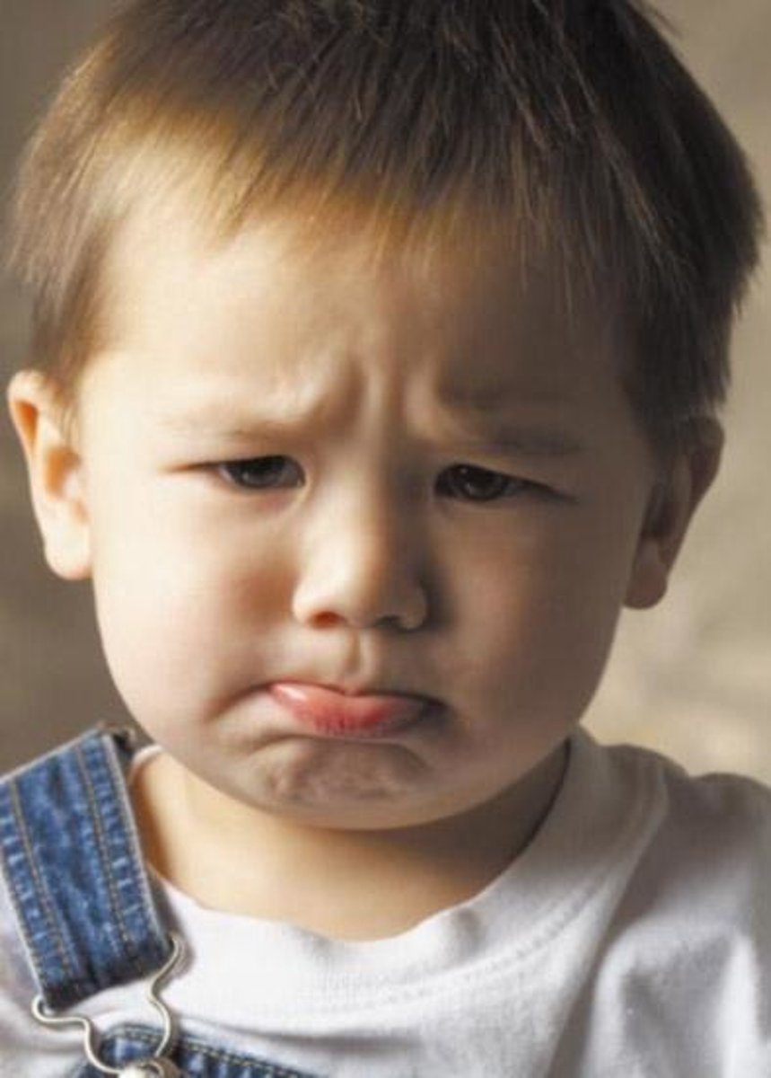 <p>(v) nhăn mày, chau mày</p>