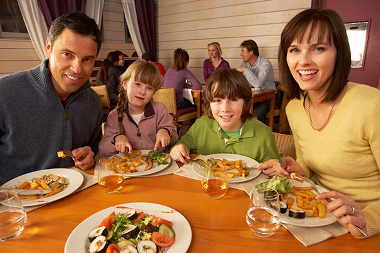<p>Como con mi familia en un restaurante.</p>