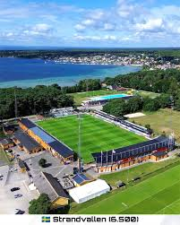 <p>Hällevik – Strandvallen (7,500) ;Historia: Bildad 1939. Kustklubb som blivit en modern framgångssaga med imponerande prestationer. SM-guld: 1 (2025). Viktiga spelare: Christian Wilhelmsson, Mattias Asper, Herman Johansson.</p>