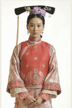 <p>A form-fitting dress introduced during the Qing Dynasty under Manchu influence. It features a high stand-up collar (Mandarin collar), side slits for ease of movement, and asymmetrical closure that fastens diagonally from the neck down the right side with decorative knot buttons.</p>