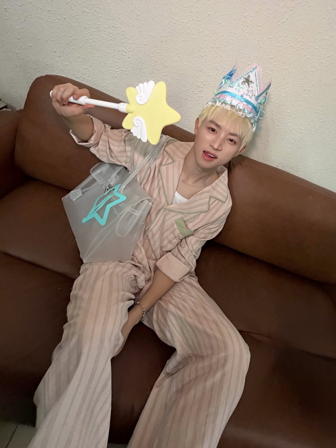 <p>cảm thông, đồng cảm <br>I think Mason is an … person, he sits and listens to his fan’s stories. Then he gives them advices. </p>