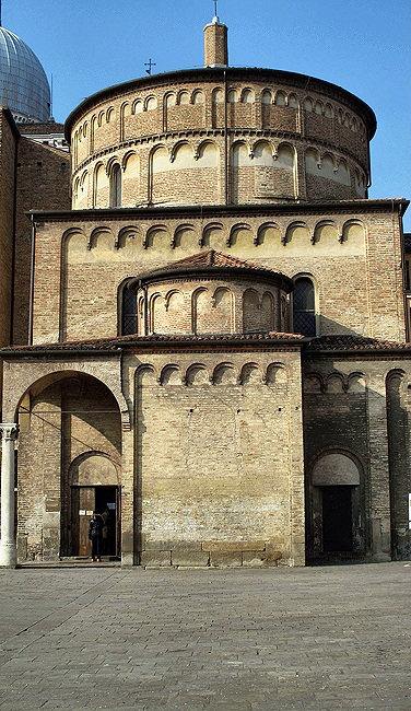 <p>the old sacristy, part of the san lorenzo complex</p><p>by brunelleschi</p>