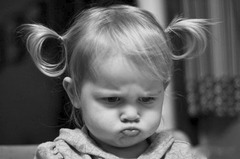 <p>to complain angrily but not loudly; to growl</p>
