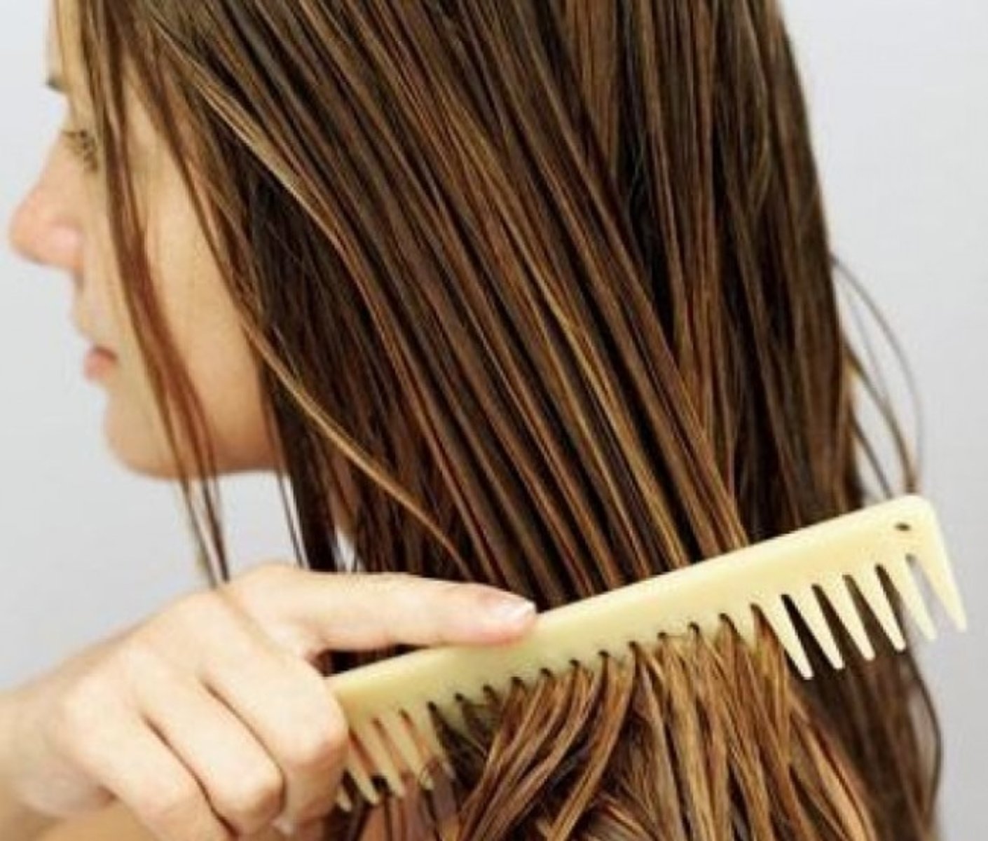 <p>to comb one's hair</p>