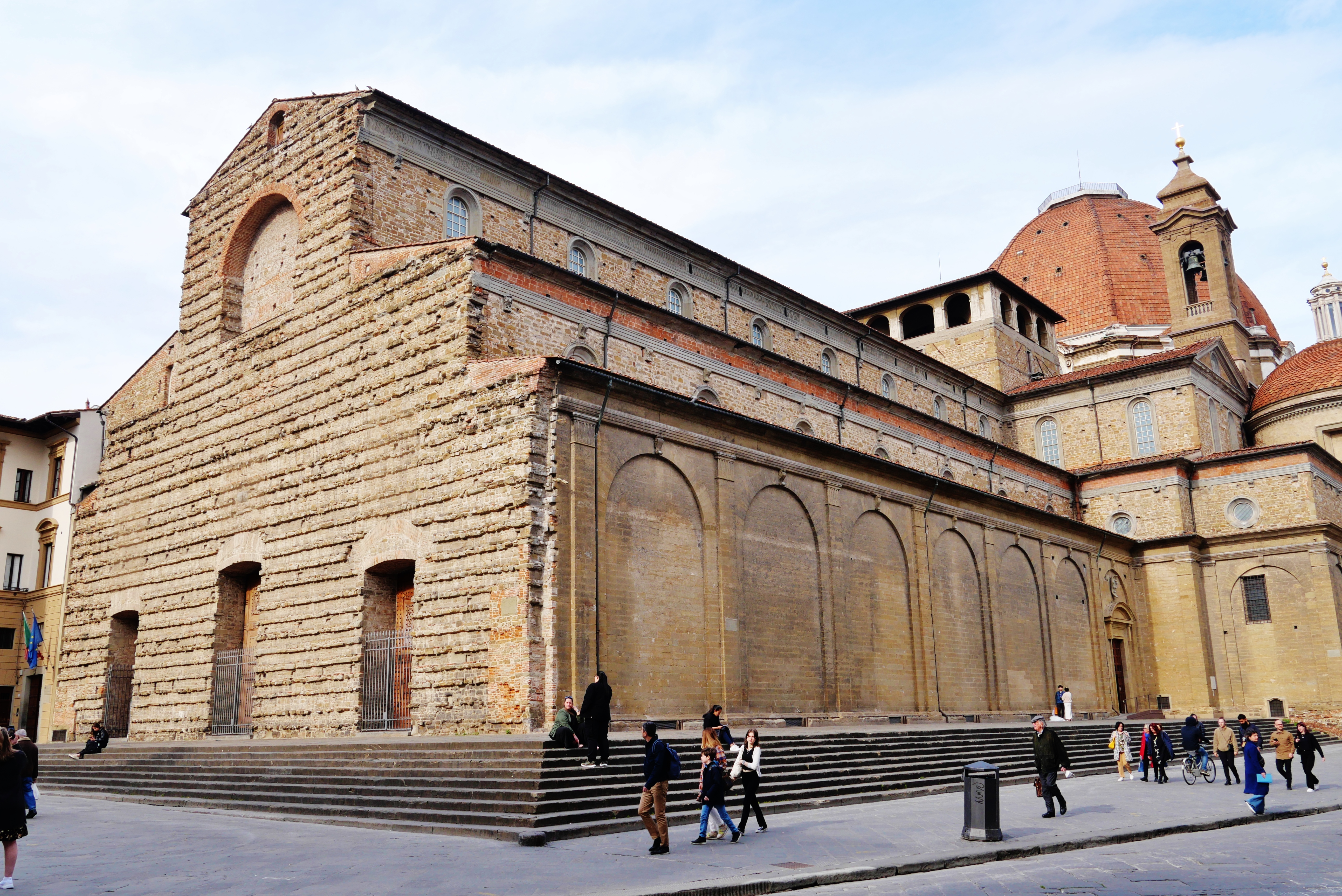 <p>home church of Medici family - built for security after conspiracy, no facade, beautiful interior</p>