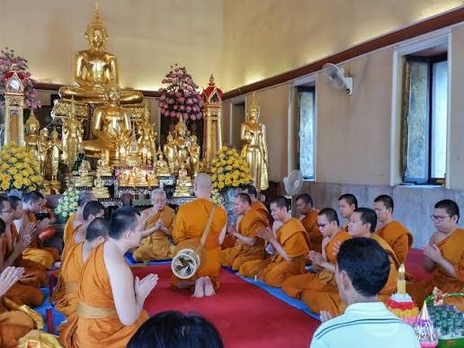 <p><span><span>When paying respect to the Buddha, where and how should our hands be at all times? [Khi Lễ Phật, tay của em nên để ở đâu và như thế nào?]</span></span></p>