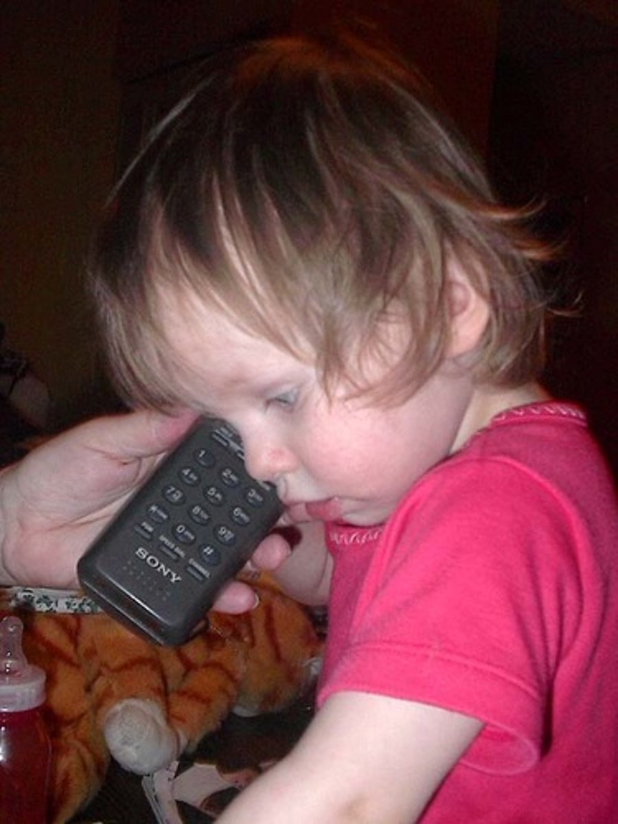<p>mi primo habla por teléfono</p>