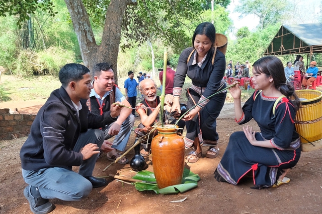 <p>cultural assimilation [<span><span>ˈkʌltʃərəl</span></span> <span><span>əˌsɪməˈleɪʃn]</span></span></p>