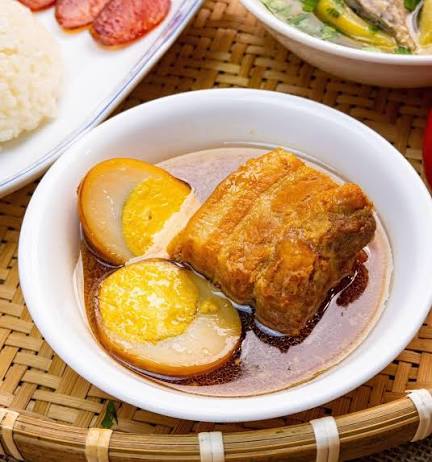 <p><span>Braised pork in coconut juice with eggs</span></p>