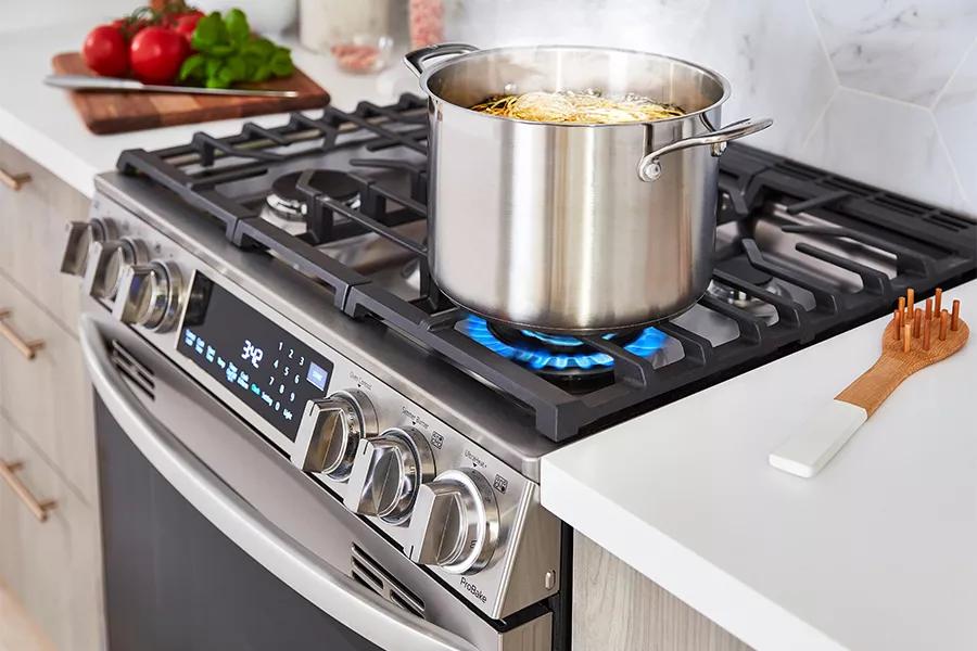 <p>An apparatus for cooking or heating that operates by burning fuel or using electricity.</p>