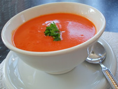 <p>liquid food made by boiling meat or vegetables Example: A hot bowl of chicken _____ is good when you have a cold. canh / súp u Món canh/súp lỏng, nhiều nước hơn món stew. UK: /suːp/ | US: /suːp/</p>