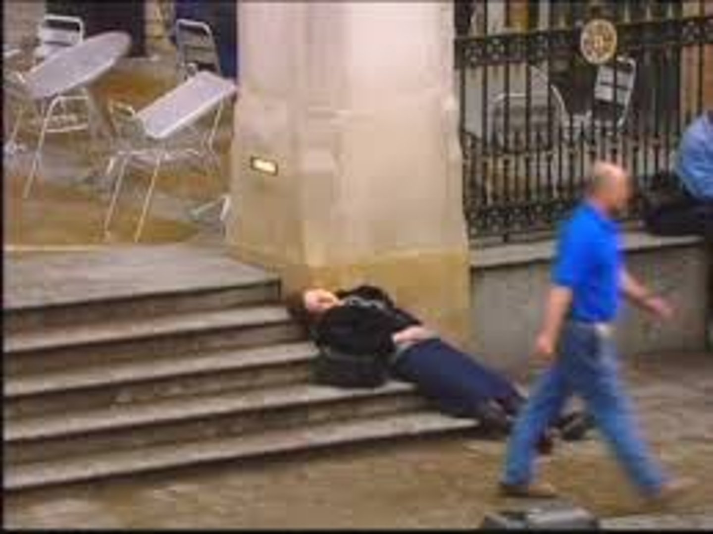 <p>The tendency for any given bystander to be less likely to give aid if other bystanders are present.</p>