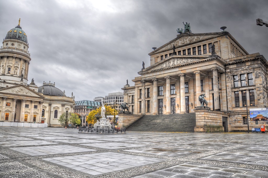 <p><span>Gehört zu den schönsten Plätzen Berlins. Die mit dem Deutschen Dom, dem Französischen Dom und dem Konzerthaus. Wer auf diesem Markt steht, weiß gar nicht, wohin er zuerst schauen soll.</span></p>