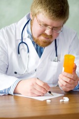 <p><span>/prɪˈskraɪb/</span></p><p> đơn, cho thuốc, chỉ định.</p><p>Prescribe something for something (Kê thuốc gì để trị bệnh gì).</p><p>Prescribe someone something</p><p>The doctor prescribed some antibiotics for my cough.</p><p>Quy định, ra lệnh, bắt phải.</p><p>The law prescribes that all children must go to school. (</p>
