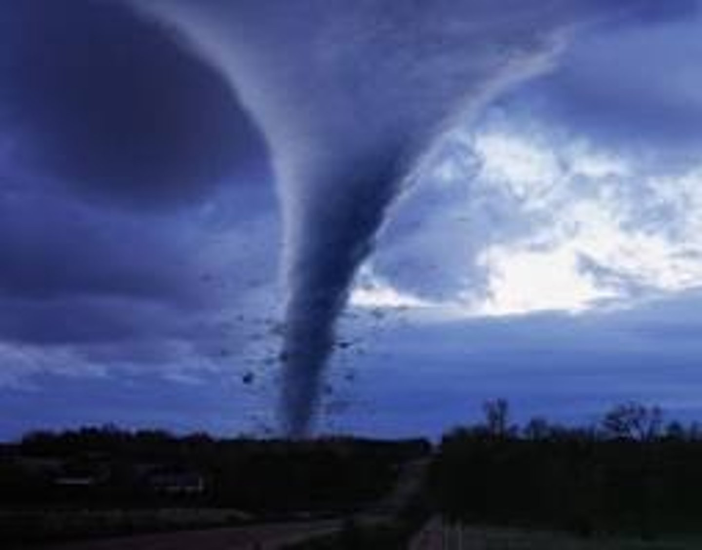 <p>vientos fuertes que giran en círculos sobre tierra</p>