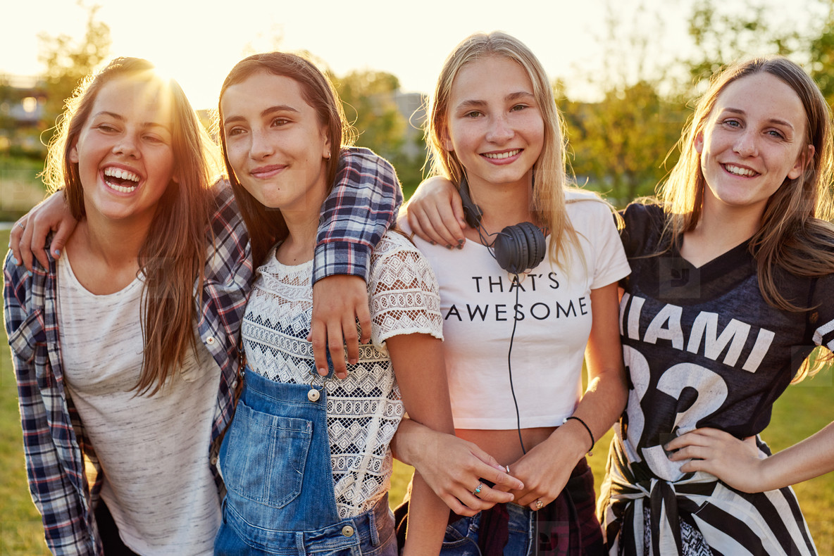 <p>teenage</p><p><strong>/ˈtiːnɪdʒ/</strong></p>