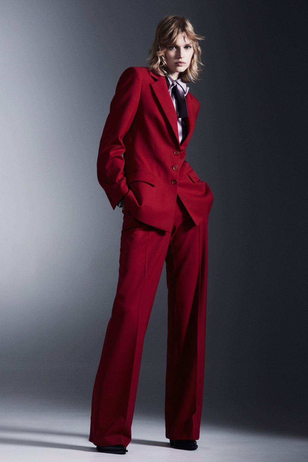 <p>pantsuit ( CN ) ( = trouser suit )</p>