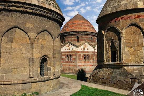 <p>Üç Kümbetler</p>