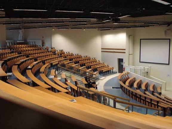 <p>amphitheatre (n) <span>/ˈæmfɪθɪətə(r)/ /ˈæmfɪθiːətər/</span></p>