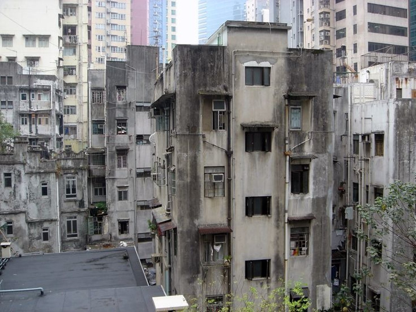 <p>xuống cấp, tồi tệ</p>