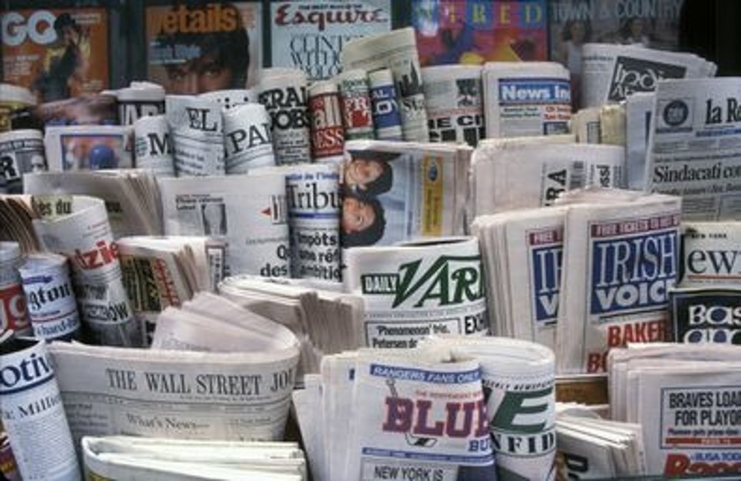 <p>(media English) trở thành tin lớn Ví dụ: The event made headlines worldwide.</p>