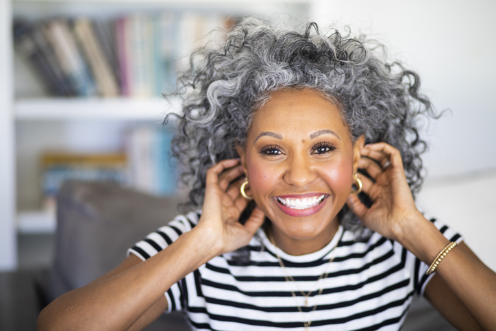 <p>des cheveux __</p>