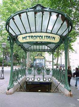 <p>- Estación de</p><p>Metro</p><p>“Abbesses”</p>