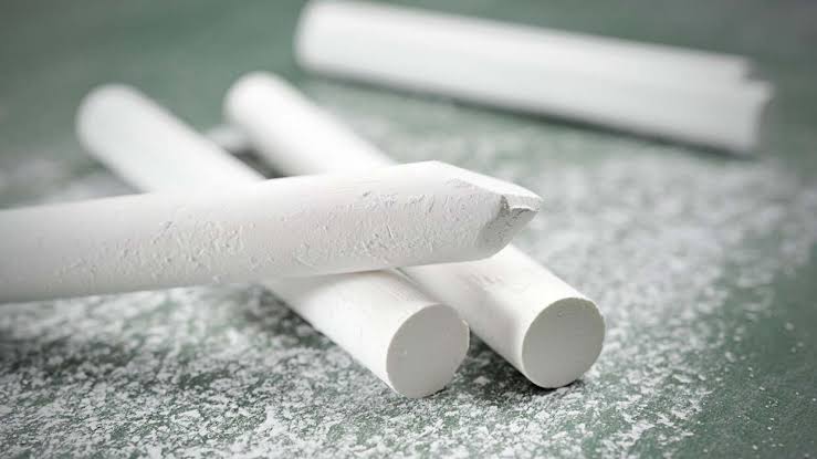 <p>chalk [<span>tʃɔːk]</span></p>