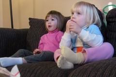 <p>They (2F) sit</p>